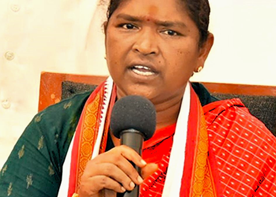 ఇందిరమ్మ ఇళ్ల బాధ్యతలు పీవోలకే ఇవ్వాలి.