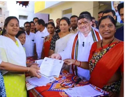 ఇల్లు లే ని పేదలను ఎంపిక చేయాలని మంత్రి అధికారు లను ఆదేశించారు 41 మంది లబ్దిదారులకు చెక్కులు.