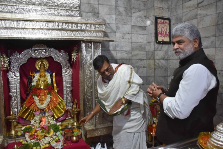 క్యూ కట్టిన రాజకీయ నేతలు, భక్తులు బోనాల సంబరాలు షురూ….