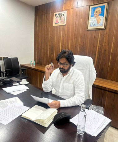 హైదరాబాద్ లో అడ్మిషన్ కోసం వచ్చిన ఆంధ్రప్రదేశ్ డిప్యూటీ సీఎం పవన్ కల్యాణ్.