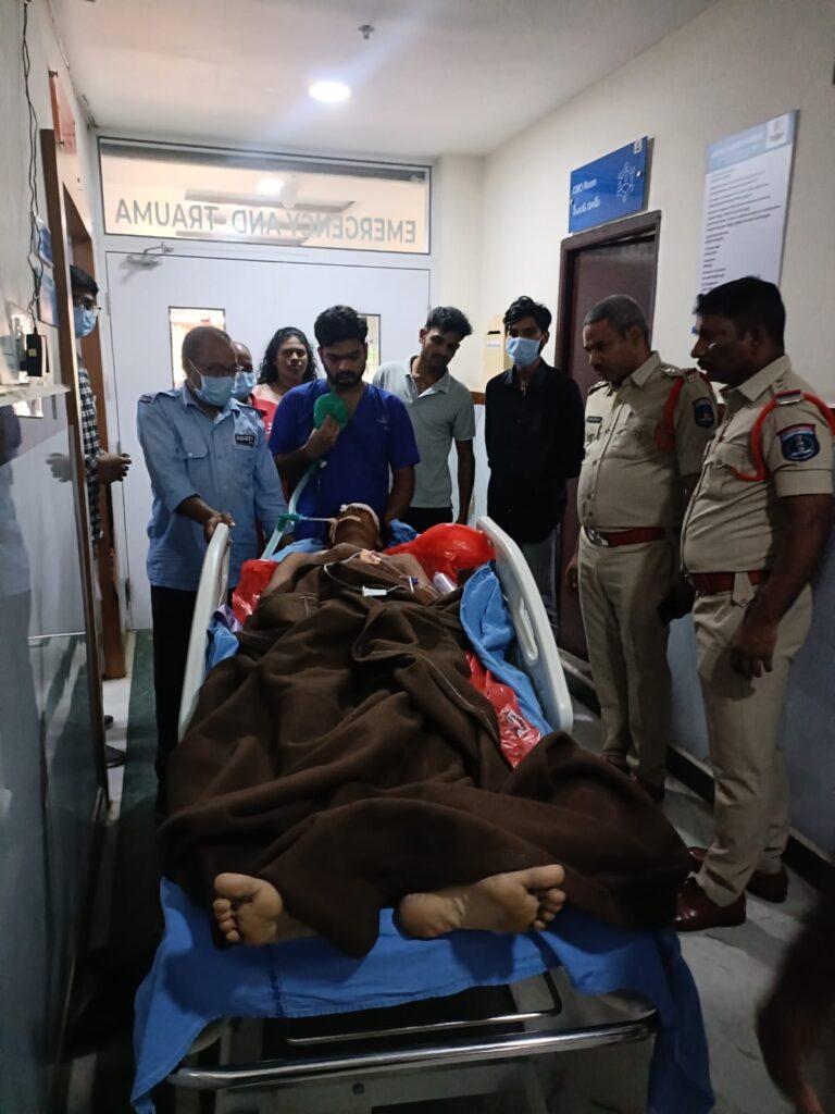 రోడ్డు ప్రమాదం లో ఇద్దరి యువకులకు గాయాలు ప్రాణాలు కాపాడిన జీడిమెట్ల పోలీస్ సిబ్బంది…