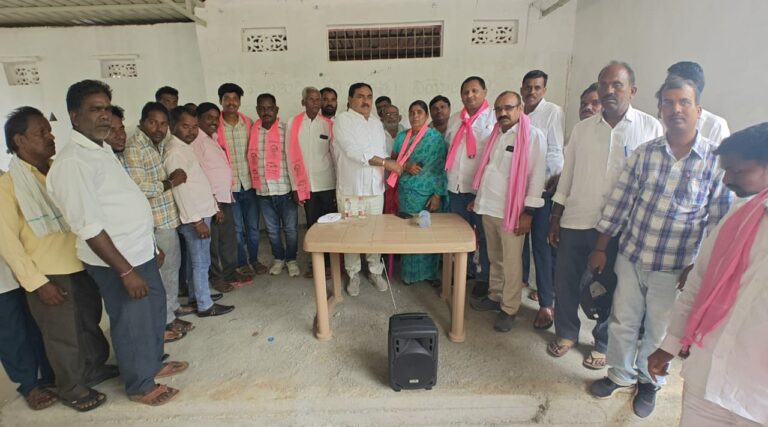 బీఆర్ఎస్ పార్టీ లో చేరిన కాంగ్రెస్ పార్టీ సీనియర్ నాయకులుగులాబీ కండువా కప్పి పార్టీలోనికి ఆహ్వానించిన రాష్ట్ర మాజీ మంత్రి ఎర్రబెల్లి దయాకర్ రావు.